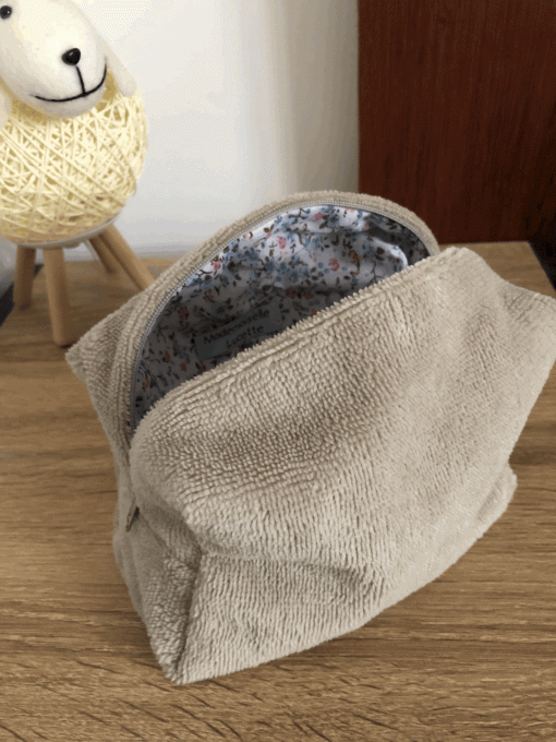 Trousse de toilette en éponge beige